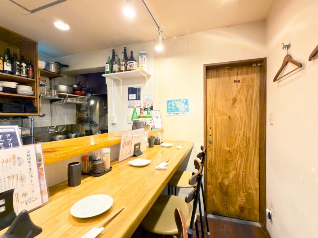 カウンター席のみの海鮮串焼き専門店まつりや店内